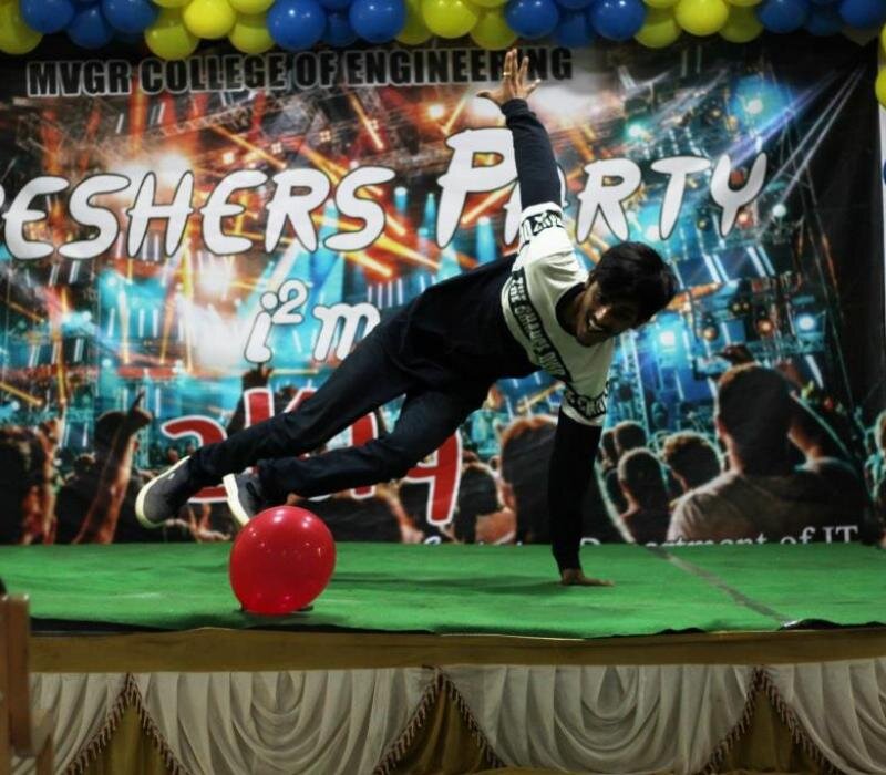 seniors encouraging with their performence :- pics courtesy Ramaraju ,II IT