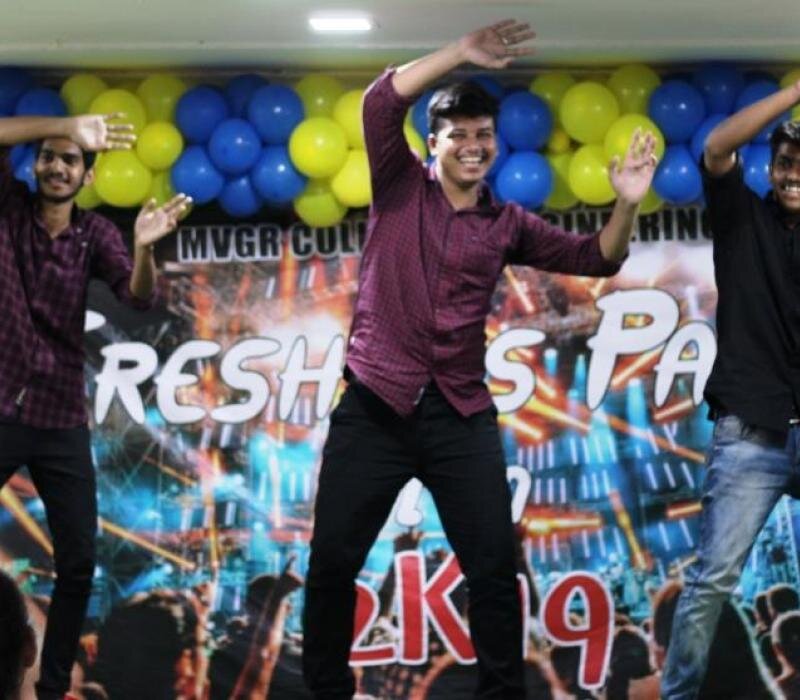 Synchronised dance by freshers :- pics courtesy Ramaraju ,II IT
